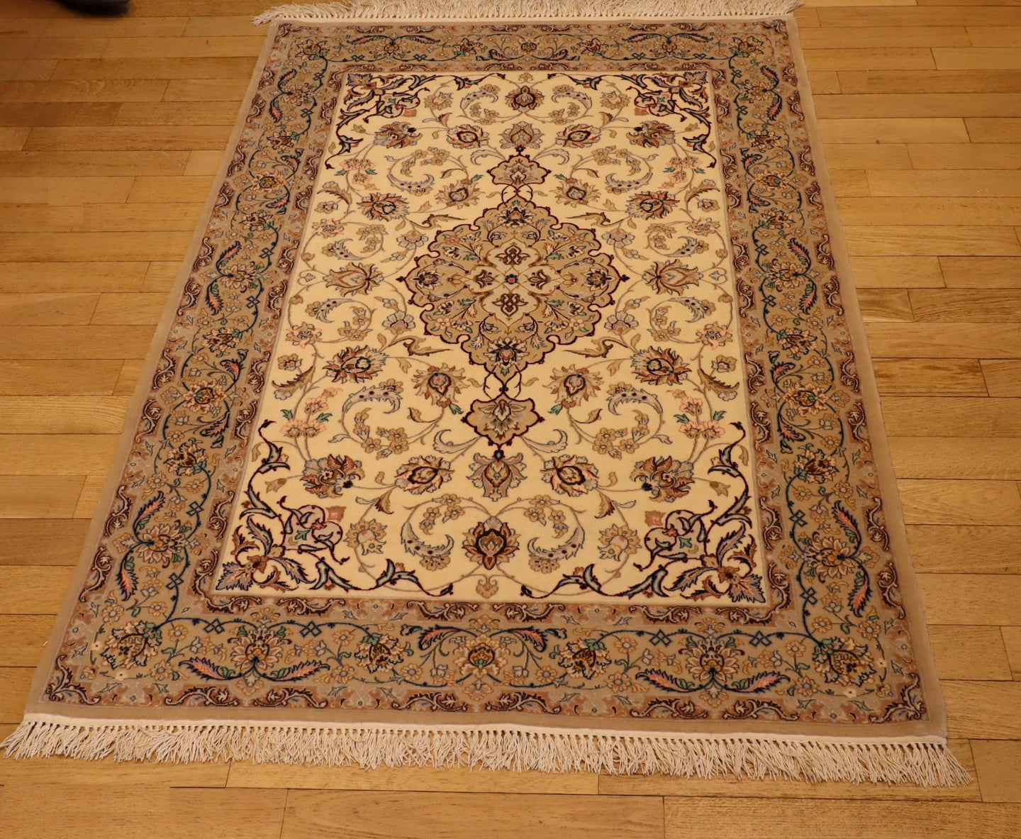 1379 Isfahan Ex Fine